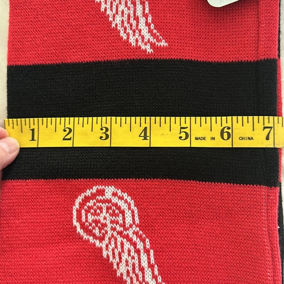 NHL Forever Collectibles Detroit Redwings Scarf NWT Red Black stripes fringe - Picture 7 of 8